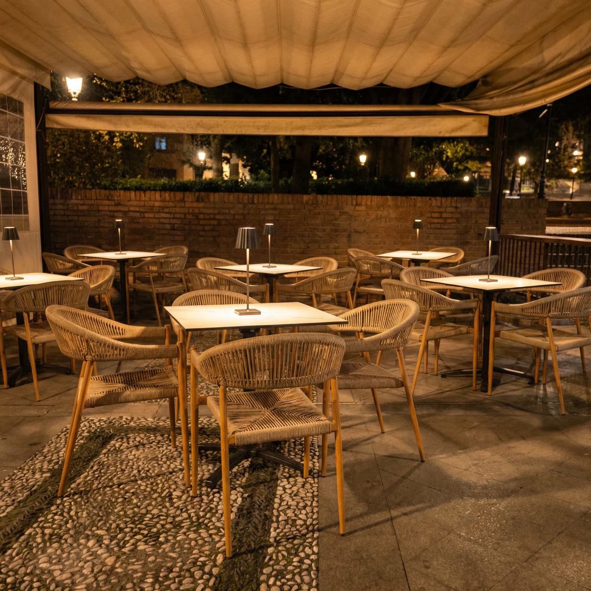 Terraza de MalaSaña Gastrobar al anochecer